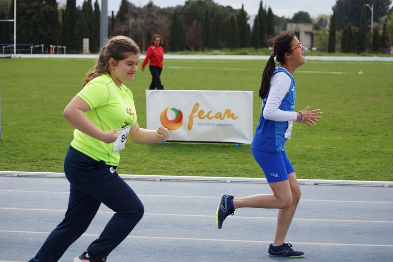 Deportistas haciendo atletismo adaptado en Toledo